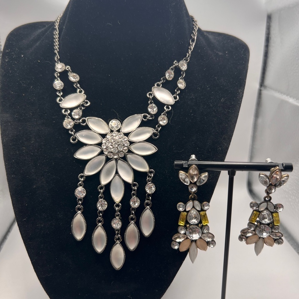 Silver tone stunning Iridescent and rhinestones necklace with pierced earrings